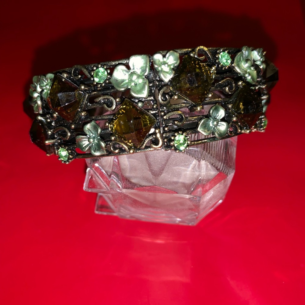 Bracelet with stones and flowers